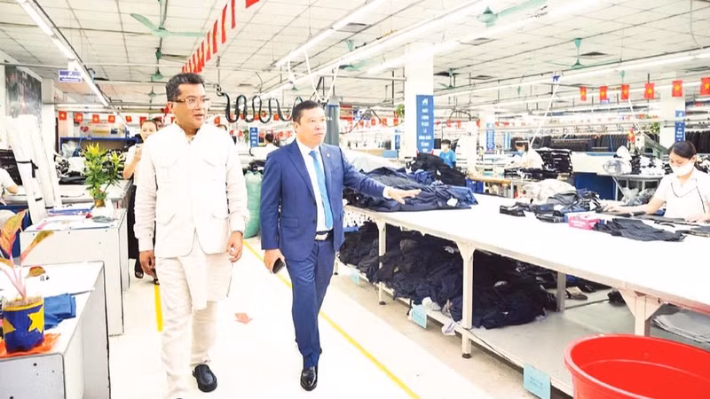 Indian officials visit Garment 10 Corporation in Ha Noi. (Photo: Embassy of India in Viet Nam)