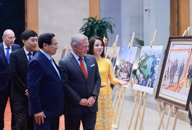 Prime Minister Pham Minh Chinh and King Abdullah II Ibn Al Hussein of Jordan visit a photo exhibition on bilateral cooperation, organised by the Viet Nam News Agency. (Photo: VNA)