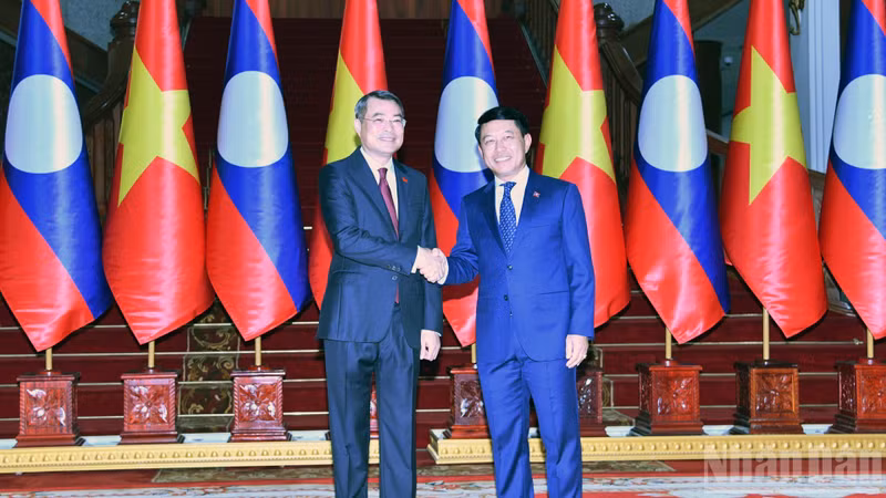 Prime Minister Le Minh Hung (left) holds talks with his Lao Prime Minister Saleumxay Kommasith in Vientiane on October 8. (Photo: nhandan.vn)