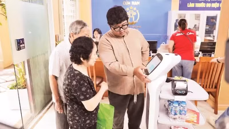 People carry out procedures at the public administrative service point in Cua Nam Ward, Ha Noi. (Photo: KHANH AN)