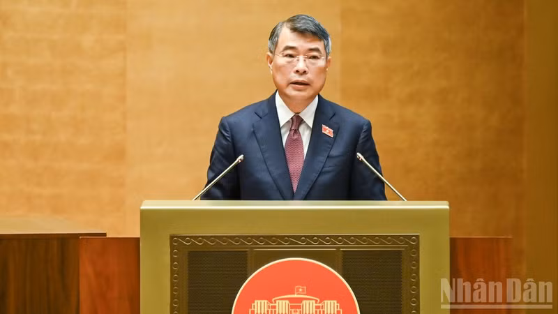 Prime Minister Le Minh Hung delivers a report on the implementation of the 2026 socio-economic development plan and a proposed plan for 2027 at the 16th National Assembly’s second session, which opened on October 17 morning. (Photo: nhandan.vn)