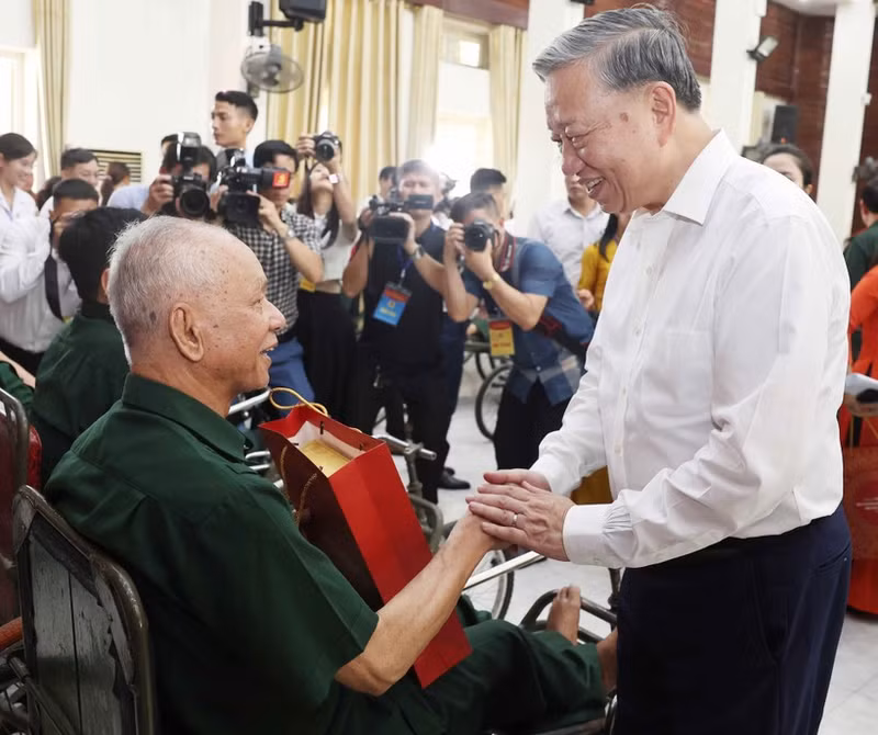 Party General Secretary To Lam presents gifts to war veterans at Thuan Thanh Wounded Veteran Nursing Centre in Bac Ninh province on July 15. (Photo: VNA)