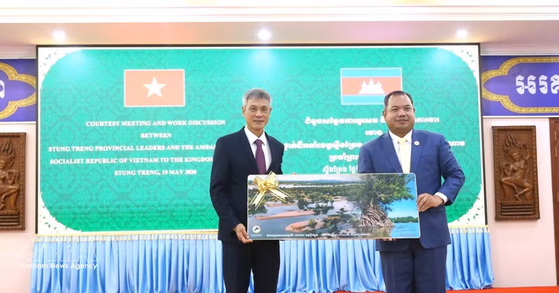 Stung Treng Governor Sor Soputra (R) presents a souvenir to Ambassador Nguyen Minh Vu (Photo: VNA)