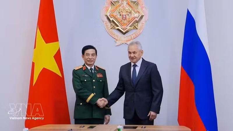 Deputy Prime Minister and Minister of National Defence General Phan Van Giang (L) meets with General Sergei Shoigu, Secretary of the Security Council of the Russian Federation (Photo: VNA)