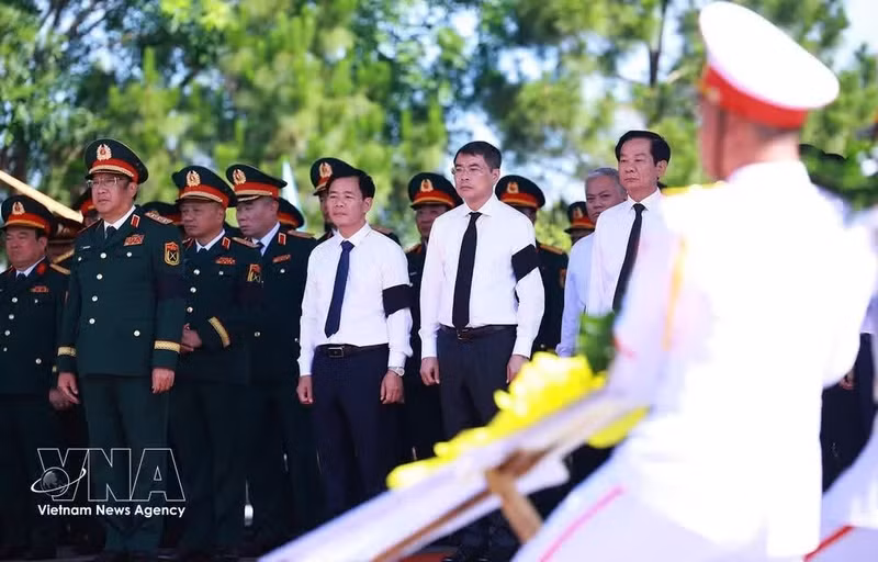 Prime Minister Le Minh Hung and delegates pay tribute to the martyrs at the Road 9 National Martyrs Cemetery in Quang Tri (Photo: VNA)