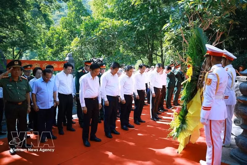 Prime Minister Le Minh Hung and the delegation offer incense and flowers at the memorial dedicated to heroes and martyrs of Road 20 Quyet Thang (Photo: VNA)