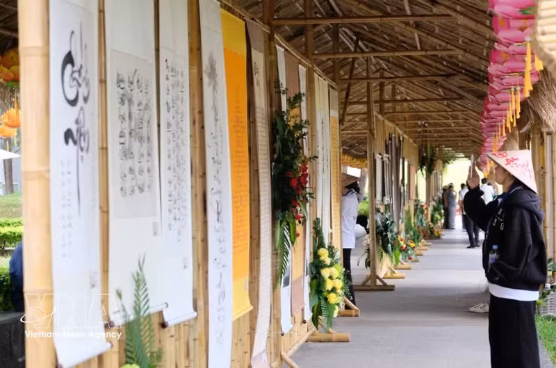 A display area for Buddhist calligraphy for Buddhist followers and tourists at Lam Vien Square, Da Lat city. (Photo: VNA)