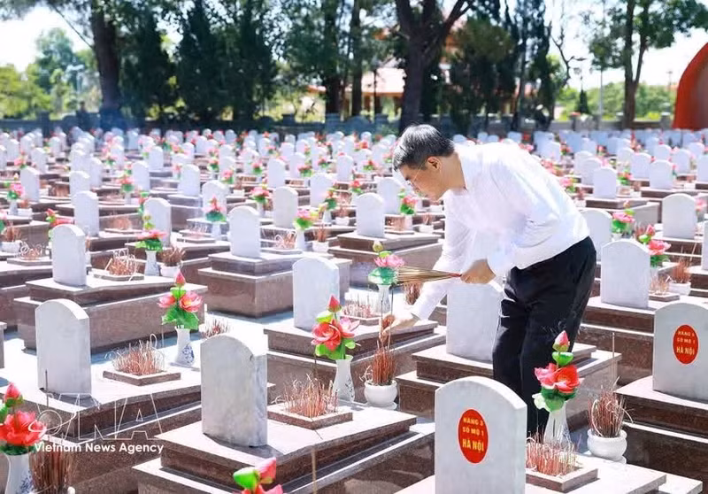 Prime Minister Le Minh Hung offers incense at the graves of heroic martyrs at the Truong Son National Martyrs Cemetery in Quang Tri province on May 23, 2026. (Photo: VNA)