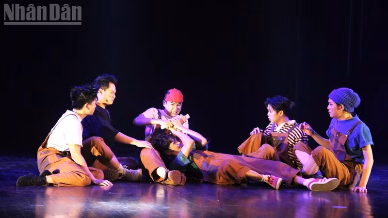 The actors deliver lively expressions and seamless coordination on stage. (Photo: BAO NGAN)