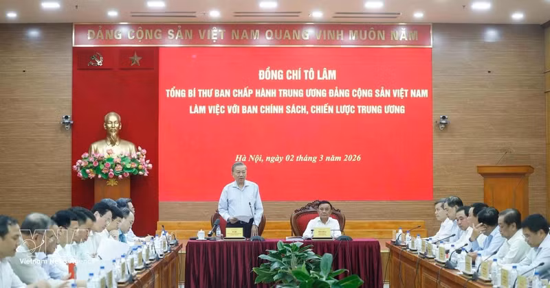 At a working session on the draft resolution for double-digit growth (Photo: VNA)