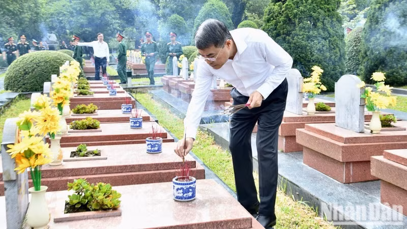 Prime Minister Le Minh Hung offers incense at martyrs’ graves in the A1 National Martyrs’ Cemetery. (Photo: THANH GIANG)