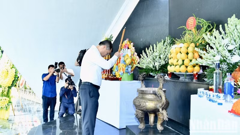 Prime Minister Le Minh Hung offers incense in commemoration of heroic martyrs at the A1 National Martyrs’ Cemetery. (Photo: THANH GIANG)