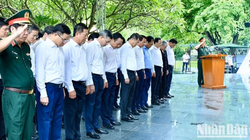 Prime Minister Le Minh Hung and his delegation observe a minute of silence in commemoration of heroic martyrs at the A1 National Martyrs’ Cemetery. (Photo: THANH GIANG)