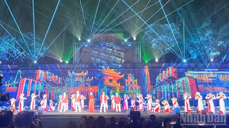 The closing art performance of the first World Culture Festival in Ha Noi.