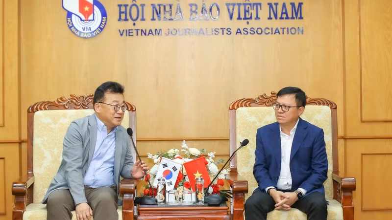 Park Jong Hyun, President of the Journalists Association of Korea, and Le Quoc Minh, Member of the Party Central Committee, Deputy Head of the Party Central Committee’s Commission for Publicity, Editor-in-Chief of Nhan Dan Newspaper and President of the Viet Nam Journalists Association, at the visit and working session.
