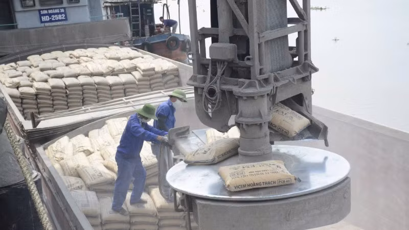 Cement exports at VICEM Hoang Thach port. (Photo: MANH HUNG)