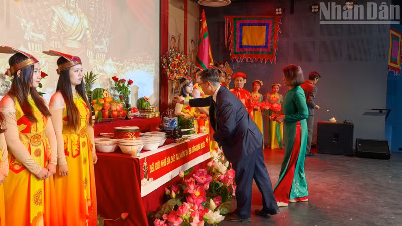 Ambassador Extraordinary and Plenipotentiary of Viet Nam to France Trinh Duc Hai and his spouse offered incense in remembrance of, and in gratitude for, the merits of the Hung Kings.