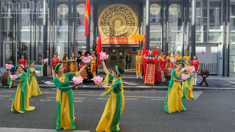 The drum ensemble of the Cultural Centre, joined by the Canh Dieu dance troupe and accompanied by the stirring and powerful song “The Spirit of Viet Nam”, evoked the steadfast courage and enduring patriotism of the Vietnamese people through the generations.