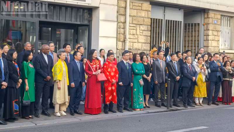 Among those attending were Trinh Duc Hai, Ambassador Extraordinary and Plenipotentiary of Viet Nam to France, and his spouse; Nguyen Thi Van Anh, Ambassador and Head of the Permanent Delegation of Viet Nam to UNESCO; Anoa Suzzane Dussol, Viet Nam’s Tourism Ambassador in France; as well as generations of Vietnamese in France and international friends.
