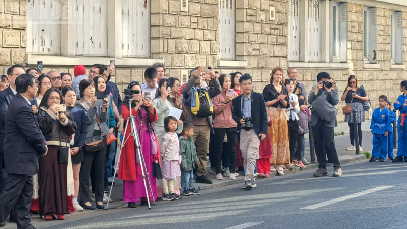 The presence of large numbers of Vietnamese in France from different generations, as well as local residents, on this important and sacred occasion was a testament to solidarity, gratitude to the roots, and deep national pride.
