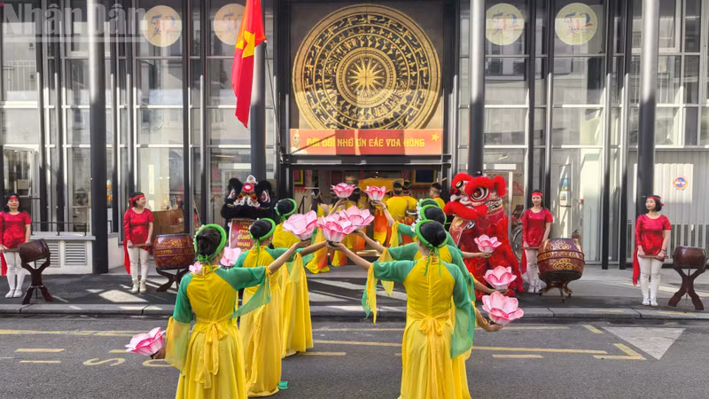 For generations, the Hung Kings Commemoration Day has been a sacred symbol of the national spirit, reflected in the folk verse: “Wherever one may travel, one remembers the Hung Kings’ death anniversary on the tenth day of the third lunar month.”