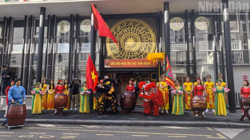 Opening the Hung Kings commemoration ceremony, held for the second time at the Viet Nam Cultural Centre in France, were a ceremonial drum performance entitled “The Spirit of Viet Nam” and a display of traditional Vietnamese martial arts.