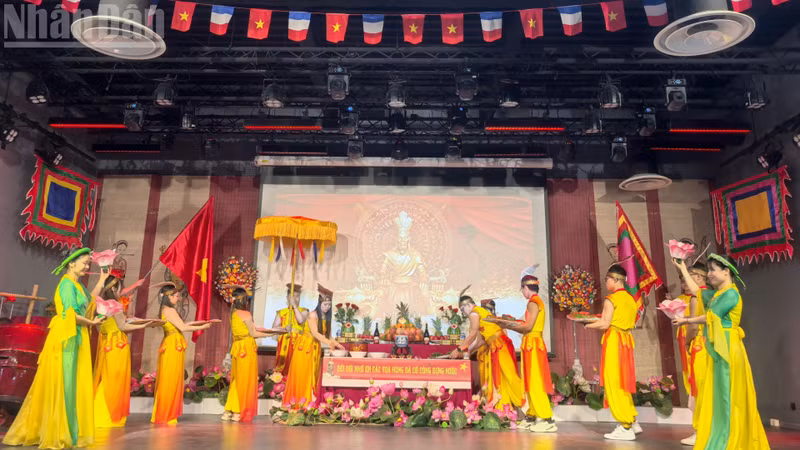 The Viet Nam Cultural Centre in France prepared offerings of 18 pairs of banh chung and banh day to present to the Hung Kings.
