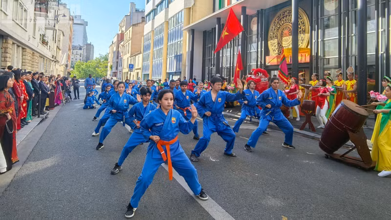 With its heroic lyrics, together with the Viet Vo Dao martial arts performance, “The Spirit of Viet Nam” highlighted the patriotism and national pride of generations of Vietnamese both at home and abroad.