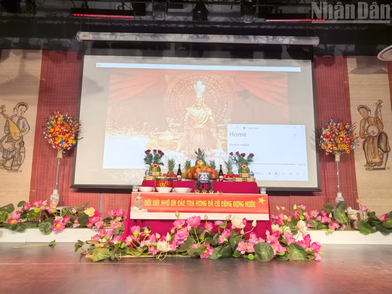 The event provided an occasion for generations of Vietnamese living and working in France to remember and pay tribute to the Hung Kings and the forebears who founded and defended the nation, while also expressing their determination to uphold patriotism and the spirit of self-reliance, and contribute, together with Vietnamese people at home and abroad.
