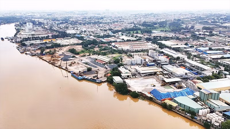 Bien Hoa 1 Industrial Park, located next to the Dong Nai River, poses a serious environmental risk. (Photo: nhandan.vn)