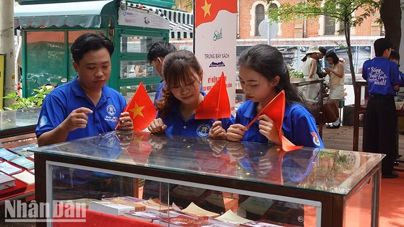 Many young people visit a book exhibition during the September 2 holiday at Ho Chi Minh City Book Street. (Photo: LINH BAO)