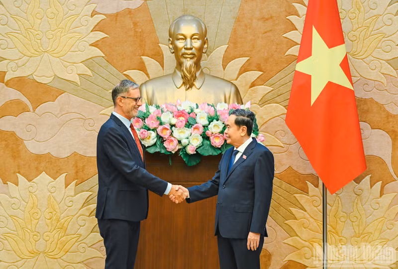 National Assembly President Tran Thanh Man and French Ambassador Olivier Brochet. (Photo: DUY LINH)
