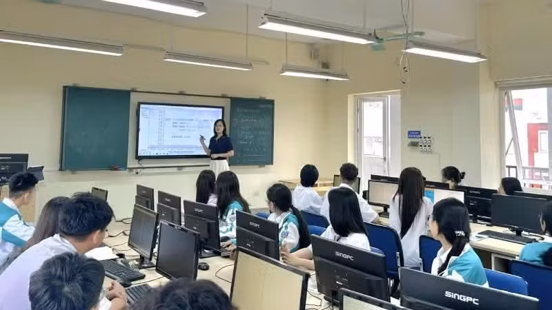 A class at Luong Van Tuy High School for the Gifted in Ninh Binh Province.