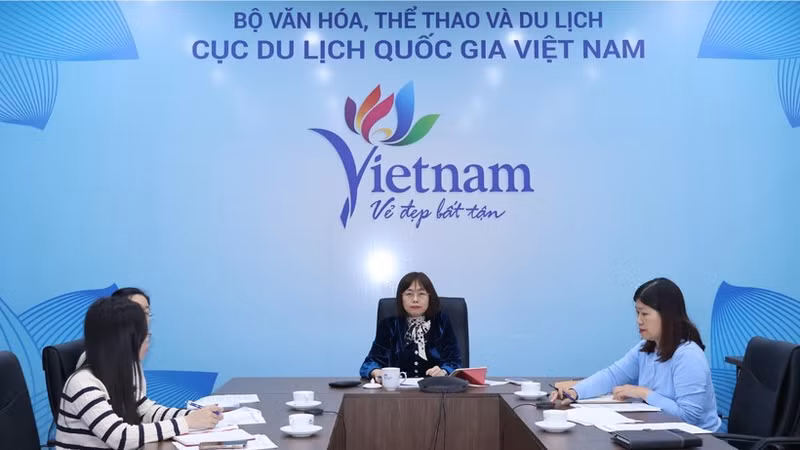 Nguyen Thi Hoa Mai, Deputy Head of the Viet Nam National Authority of Tourism, chairs the online meeting on preparations for ITE HCMC 2026. (Photo: TITC)