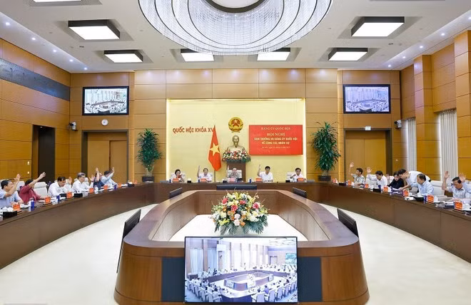 Delegates vote to approve the list of official and alternate delegates for the NA’s first Party Congress for the 2025–2030 term. (Photo: VNA)
