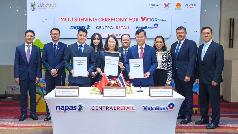 Delegates attend the signing ceremony. (Photo: Trang Quynh)