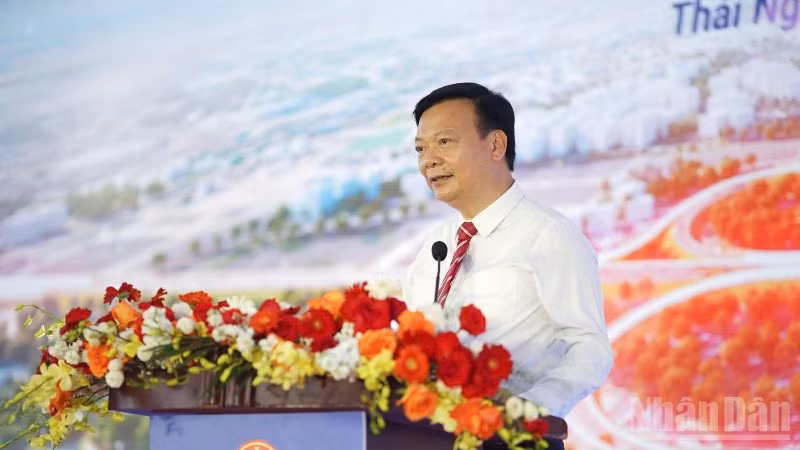 Pham Van Khoi, Chairman of the Board of Directors and General Director of Phuong Thanh Transport Construction and Investment Joint Stock Company, speaks at the ceremony.