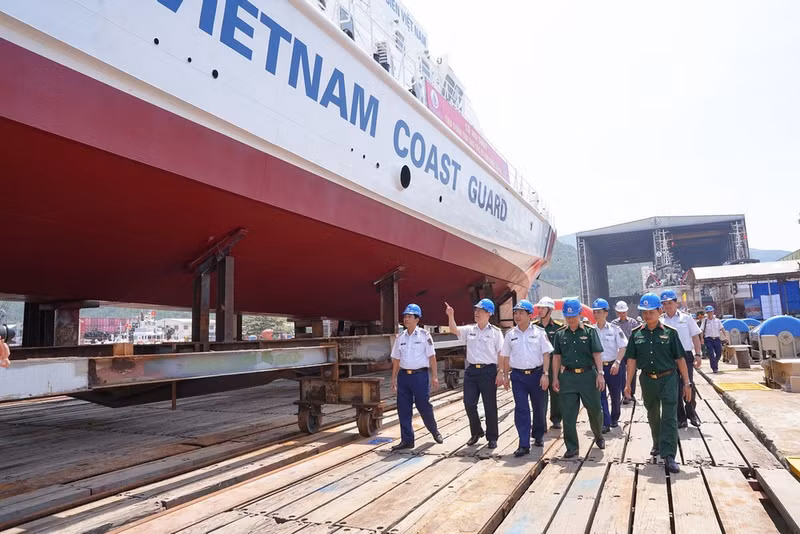 Delegates tour the CSB 4042 vessel.