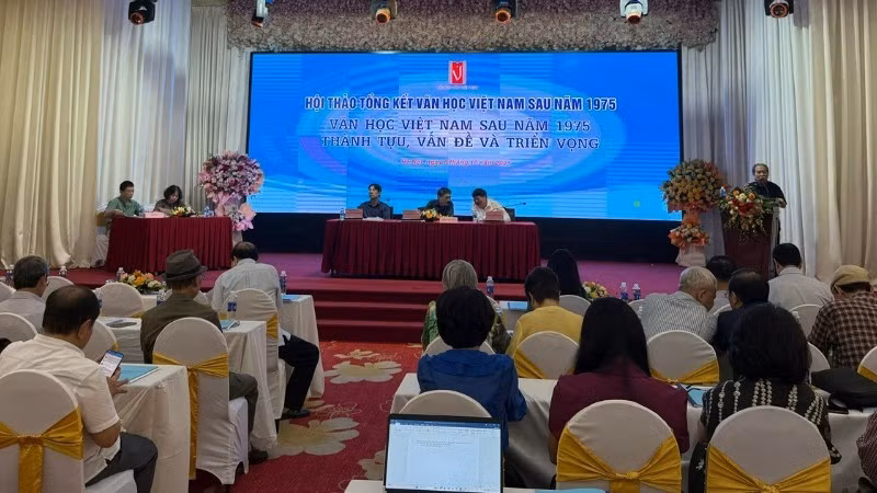 Overview of the symposium reviewing Vietnamese literature after 1975.