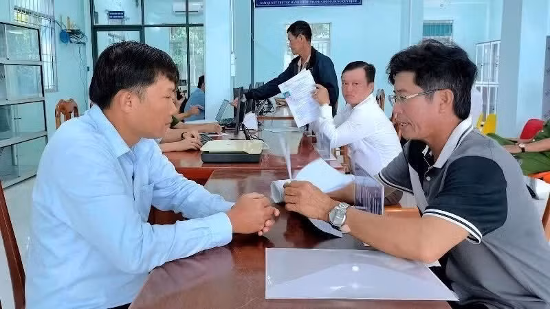 Officials in Dat Mui Commune, Ca Mau Province, guide residents through administrative procedures.