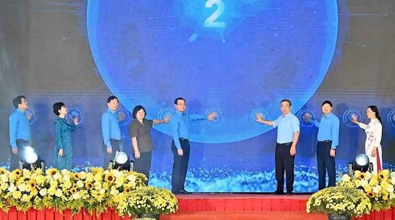 Delegates launch the Trade Union Tet Market – Spring 2026. (Photo: VNA)