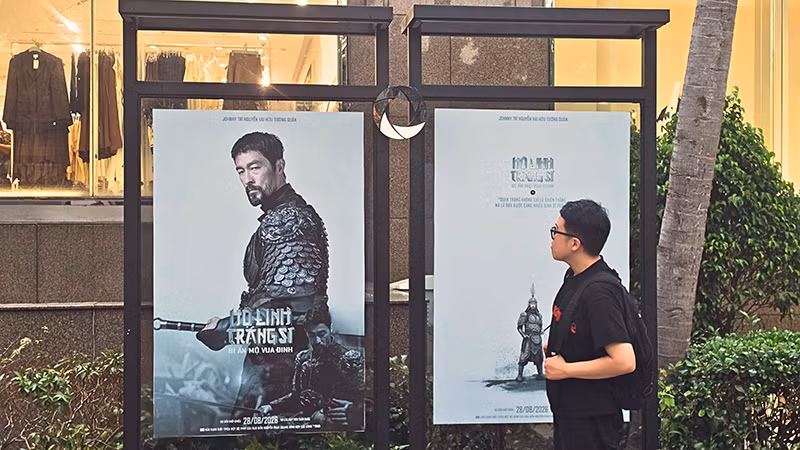 A visitor at the exhibition. (Photo: The Ho Chi Minh City Department of Culture and Sports)