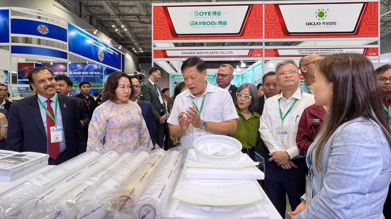 Deputy Minister of Health Do Xuan Tuyen and representatives of relevant units visit an exhibition booth.