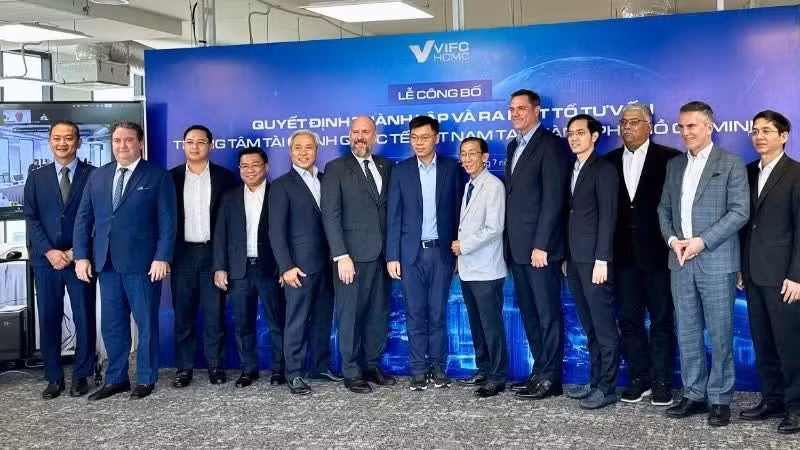 Members of the VIFC-HCMC Strategic Advisory Group make their debut at the event held in Ho Chi Minh City on July 12.