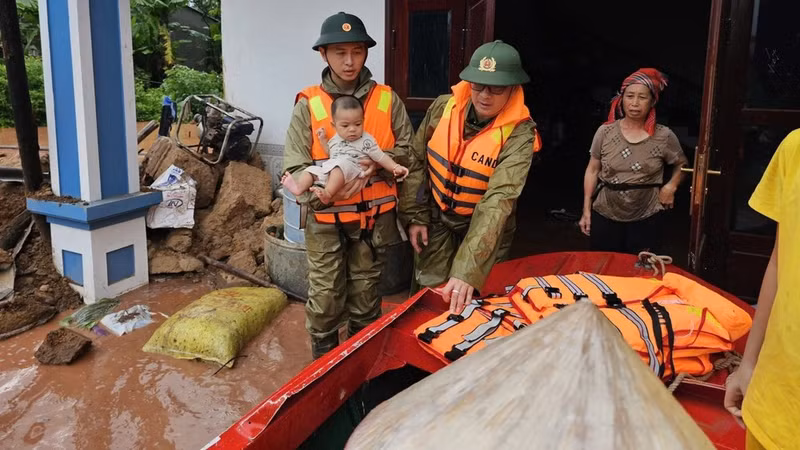 Lang Son police help move the elderly and children to a safe place. (Photo: Lang Son Police)