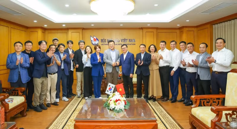 Representatives of the Viet Nam Journalists Association and the Journalists Association of Korea pose for a group photo.