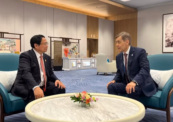 Prime Minister Pham Minh Chinh (L) and Shanghai Cooperation Organisation (SCO) Secretary-General Nurlan Yermekbayev at their meeting in Tianjin on September 1 (Photo: VNA)