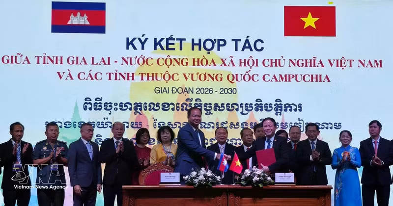 Chairman of the Gia Lai provincial People’s Committee Pham Anh Tuan presents the signed cooperation document to the Governor of Preah Vihear province. (Photo: VNA)