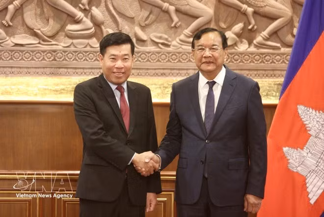 Deputy Prime Minister, Minister of Foreign Affairs and International Cooperation and head of the CPP Central Committee’s External Relations Commission Prak Sokhonn (R) and Deputy Minister of Foreign Affairs Nguyen Manh Cuong. (Photo: VNA)