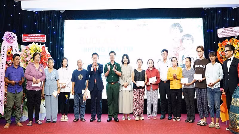 The organising board presents gifts to disadvantaged families in Tan Son Nhat Ward.